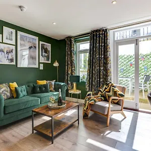 2 Bedroom Cosy Apartment, Powis Square - Apartment