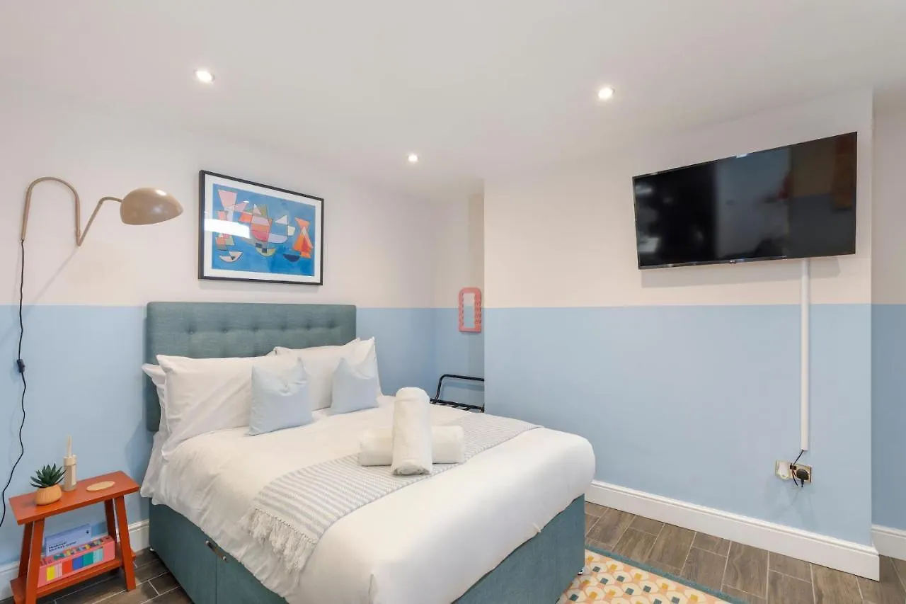 Coastal Chic Retreat In Central Brighton 0*,